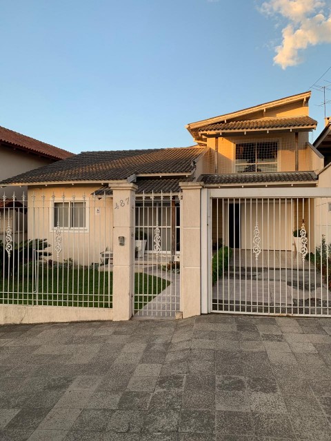 CASA 4 DORMITÓRIOS(1 SUÍTE) - BAIRRO SAGRADO