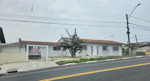 Casa 04 dormitórios ( 01 suite)