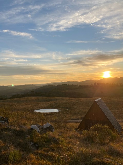 Terreno em Urupema de 24000m² com Chalé(80m²) Com banheira Mobiliado 02 Dormitórios 01 banheiro. Deque de 12m² com vista para o pôr do sol e Morro das Antenas