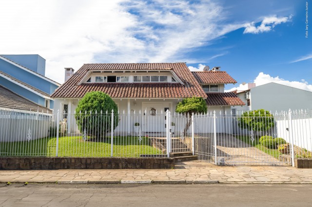 Casa Alto Padrão 03 dormitórios (01 suíte master)- 