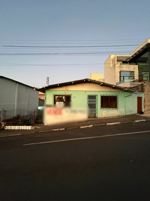 Casa 03 Dormitórios (01 suíte)- Centro 