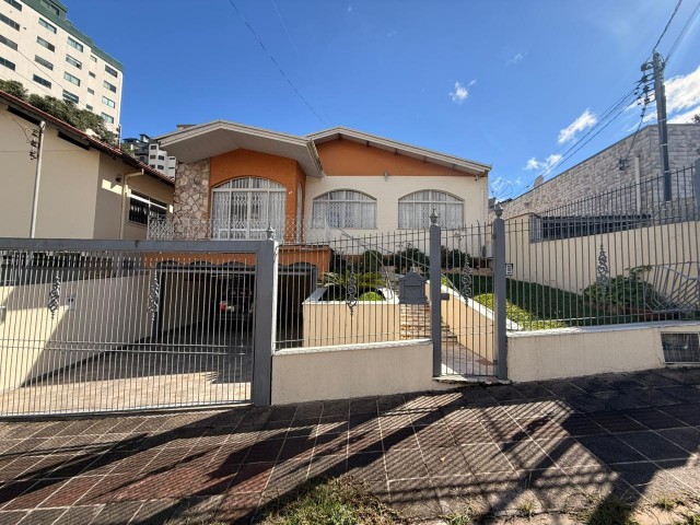 Casa 03 dormitórios (01 suíte)- Centro